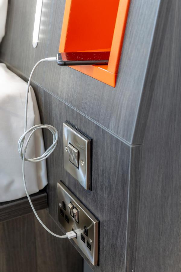 Easyhotel Zuerich Limmatplatz エクステリア 写真