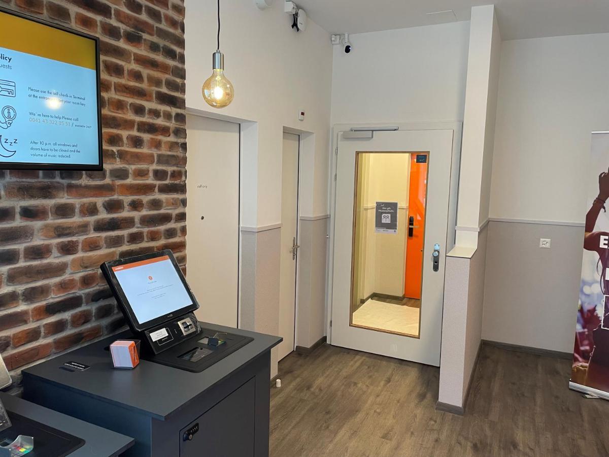 Easyhotel Zuerich Limmatplatz エクステリア 写真